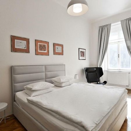 Kafka'S Head Apartment Prague Extérieur photo