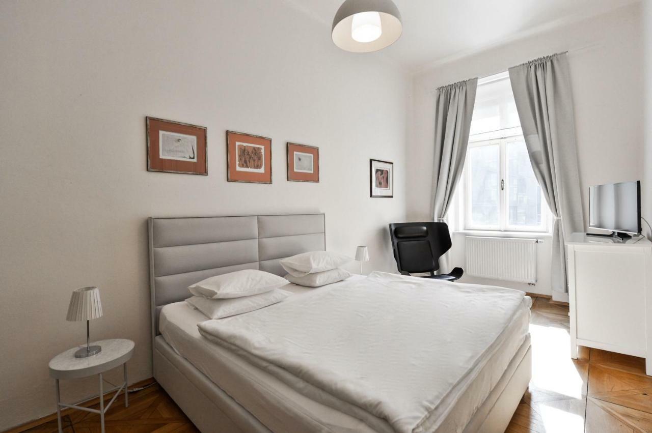 Kafka'S Head Apartment Prague Extérieur photo