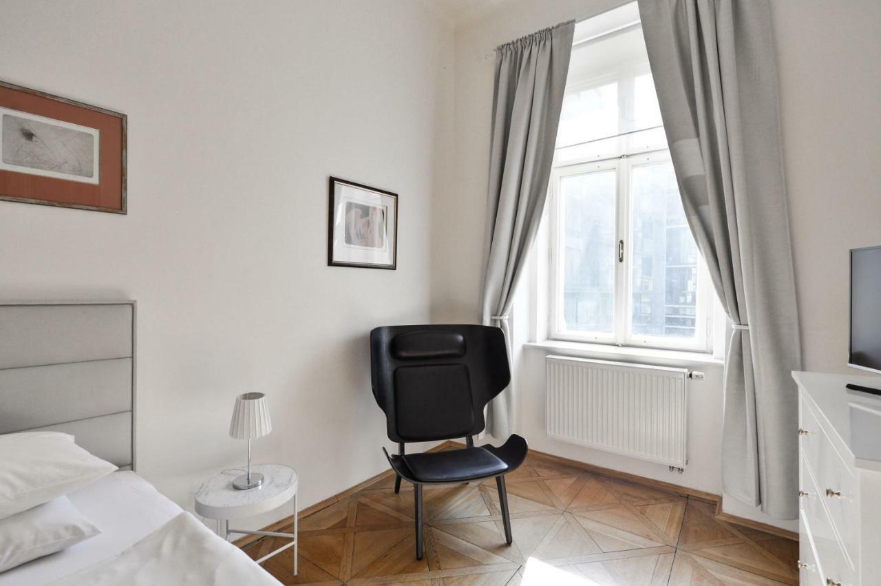 Kafka'S Head Apartment Prague Extérieur photo